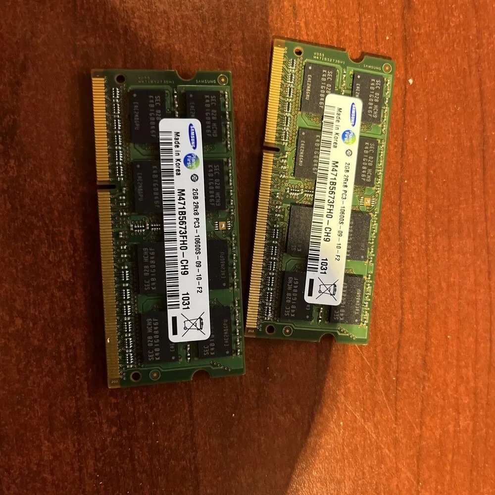 (2) Samsung PC3-10600 2GB SO-DIMM 1333 MHz DDR3 SDRAM Memory (M471B5673FH0-CH9)